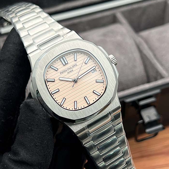Reloj Patek Philippe Nautilus con carátula rosé satinada y brazalete metálico, ideal para hombres con estilo sofisticado en Colombia.