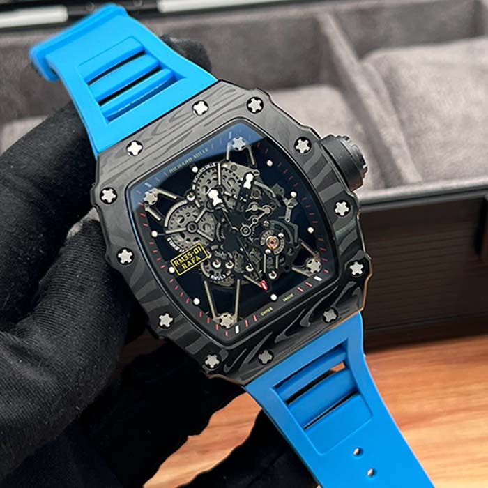 Reloj Richard Mille RM35-01 con caja en carbono negro veteado, correa azul deportiva y diseño esqueleto visible, ideal para destacar con estilo en Colombia.