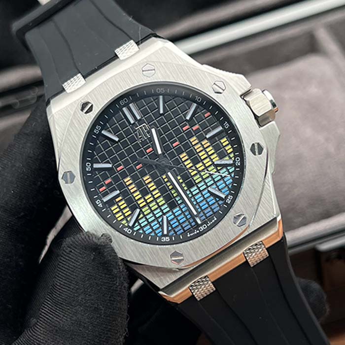 Reloj Audemars Piguet Royal Oak con correa negra de caucho y esfera estilo ecualizador en tonos vibrantes.
