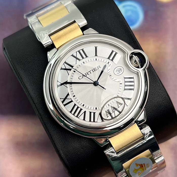 Reloj Cartier Ballon para dama en tono plateado con detalles dorados y números romanos, diseño clásico y sofisticado.