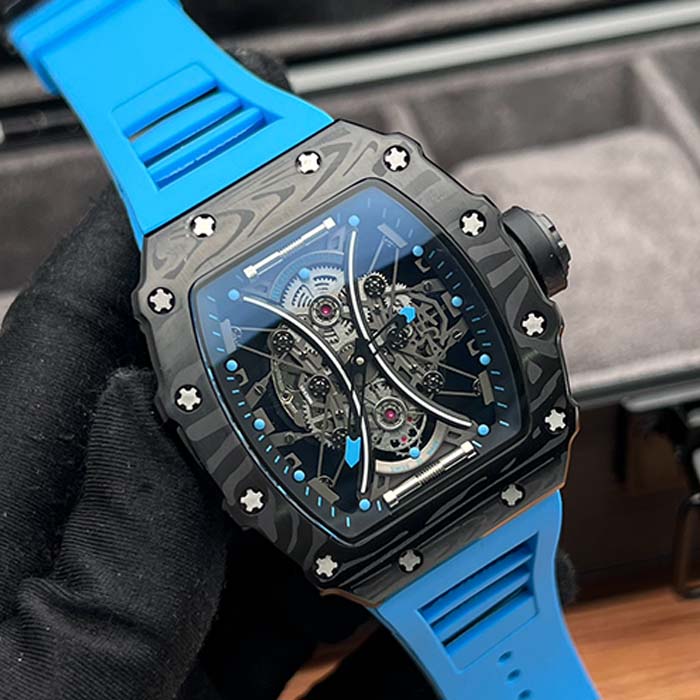 Reloj Richard Mille RM53-01 con caja de carbono negro, mecanismo esqueleto a la vista y correa azul de silicona, estilo moderno para hombres en Colombia.