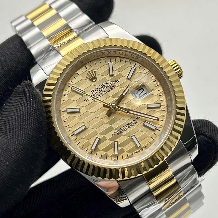 Reloj tipo Rolex Datejust con esfera dorada texturizada, bisel dorado estriado y correa bicolor, ideal para hombres elegantes en Colombia.