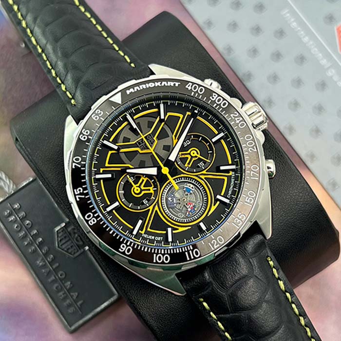 Reloj TAG Heuer Mario Kart Tourbillon con caja negra, detalles amarillos, tourbillon visible y correa de cuero tipo racing.