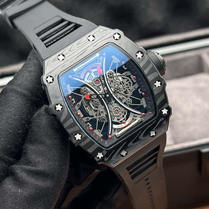 Reloj Richard Mille RM53-01 totalmente negro con caja de carbono veteado, diseño esqueleto visible y correa negra de silicona, ideal para hombres modernos en Colombia.