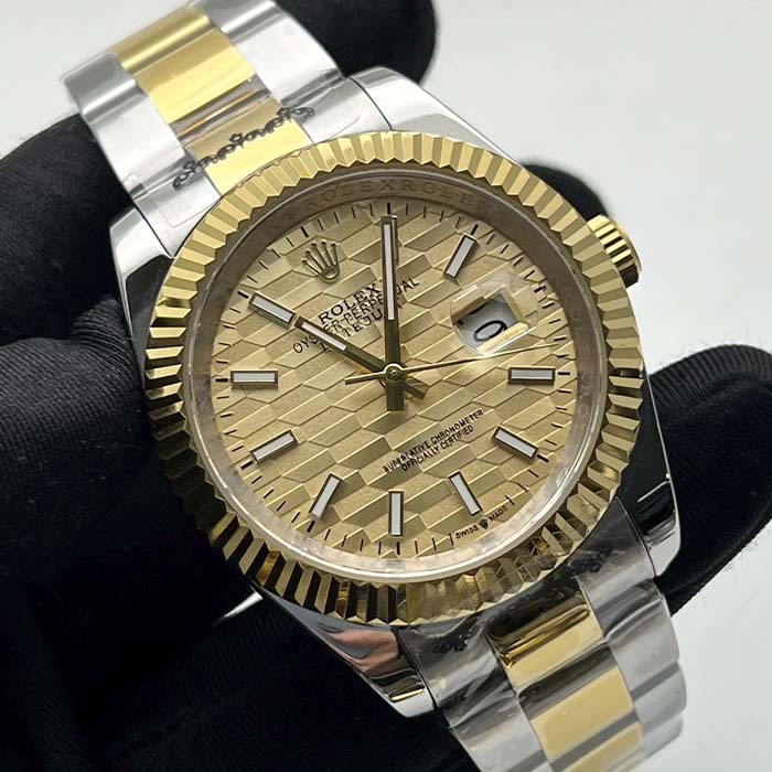 Reloj tipo Rolex Datejust con diseño dorado texturizado, bisel estriado y correa bicolor en acero y oro, ideal para hombres elegantes.