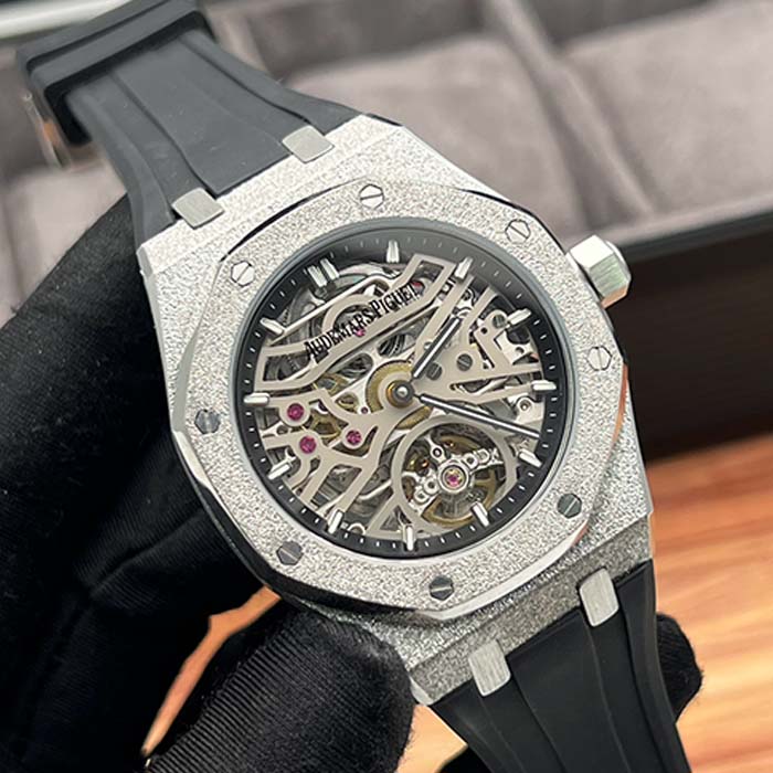 Reloj Audemars Piguet Skeleton con acabado hielo, correa negra y mecanismo visible de lujo moderno.