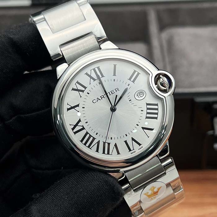 Reloj Cartier Ballon para mujer en acero inoxidable plateado con números romanos y diseño clásico, perfecto para uso elegante o diario.