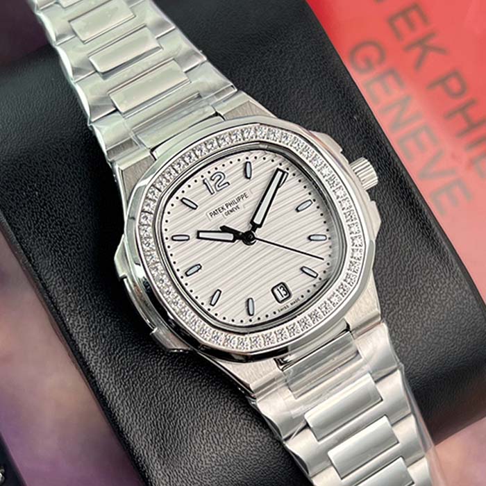 Reloj Patek Philippe Nautilus para mujer con carátula blanca, bisel con brillantes y brazalete de acero, estilo sofisticado y moderno ideal para mujeres elegantes en Colombia.