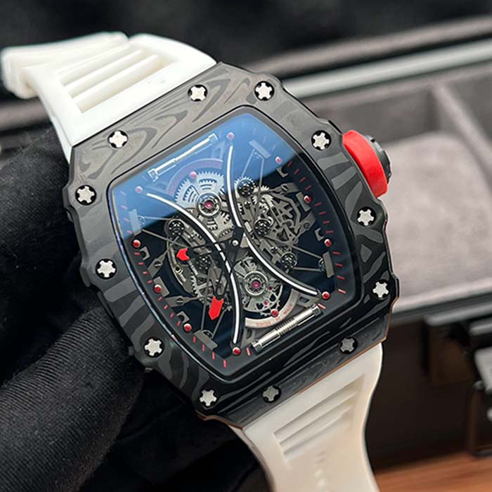 Reloj Richard Mille RM53-01 con caja de carbono negro veteado, diseño esqueleto visible y correa blanca deportiva, ideal para quienes buscan un reloj llamativo y de alta gama en Colombia.