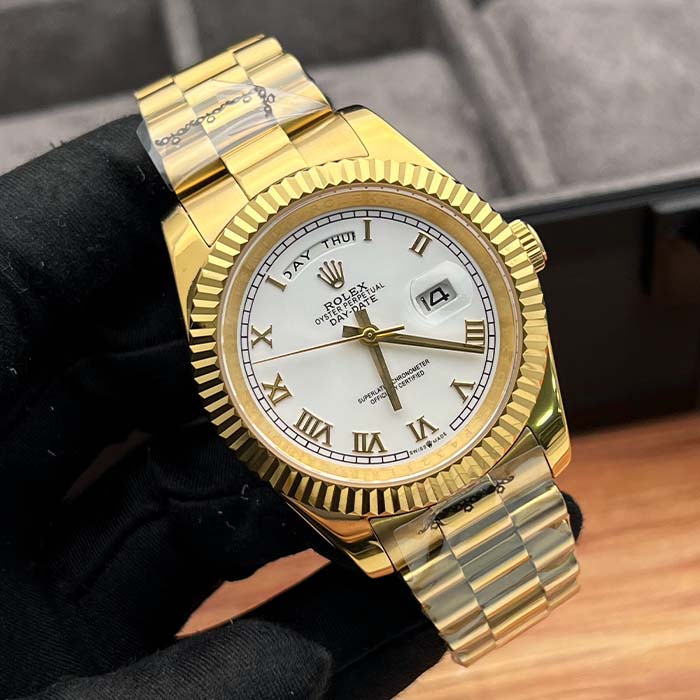 Reloj estilo Rolex Day-Date completamente dorado con esfera blanca y números romanos, ideal para hombres con presencia y estilo en Colombia.