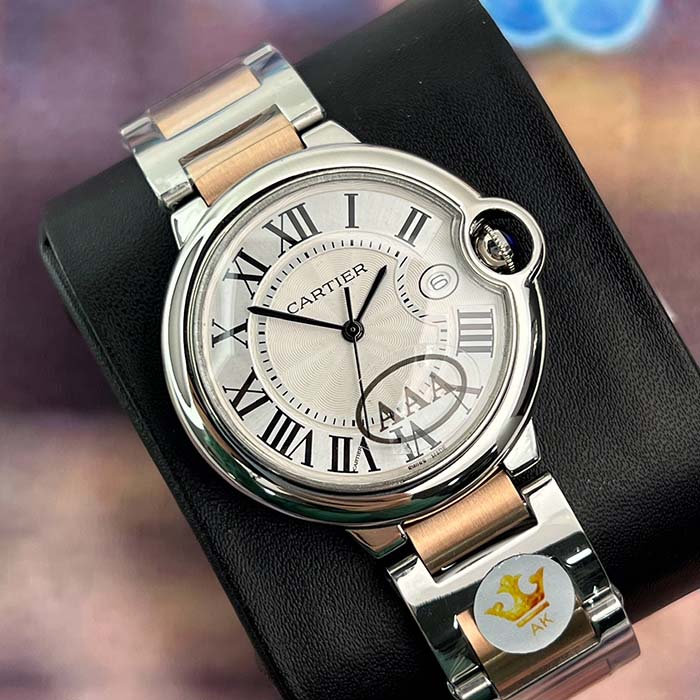Reloj Cartier Ballon para mujer en acero bicolor con detalles rosados y números romanos, ideal para looks elegantes y modernos.