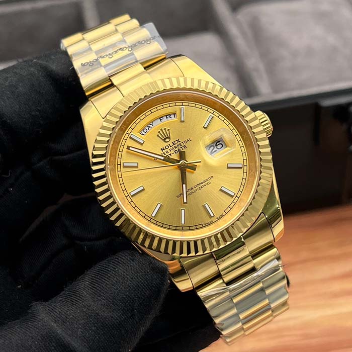 Reloj estilo Rolex Day-Date completamente dorado con esfera dorada y bisel estriado, ideal para hombres que buscan lujo y presencia.