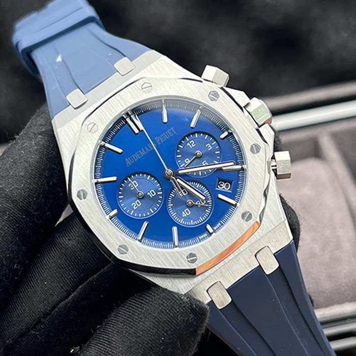 Reloj Audemars Piguet Royal Oak cronógrafo azul con correa de caucho y caja de acero para estilo moderno.