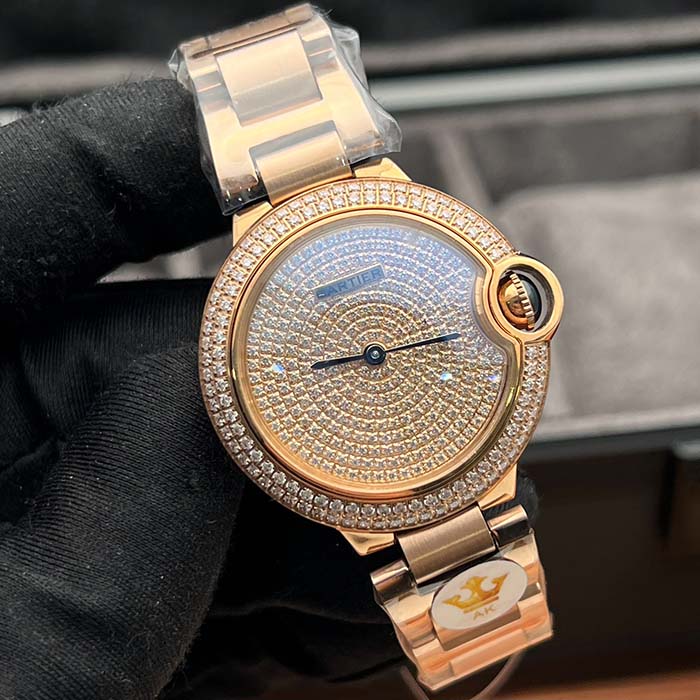 Reloj Cartier Ballon dama en tono rosado con esfera y bisel completamente cubiertos de cristales, estilo glamuroso y sofisticado.