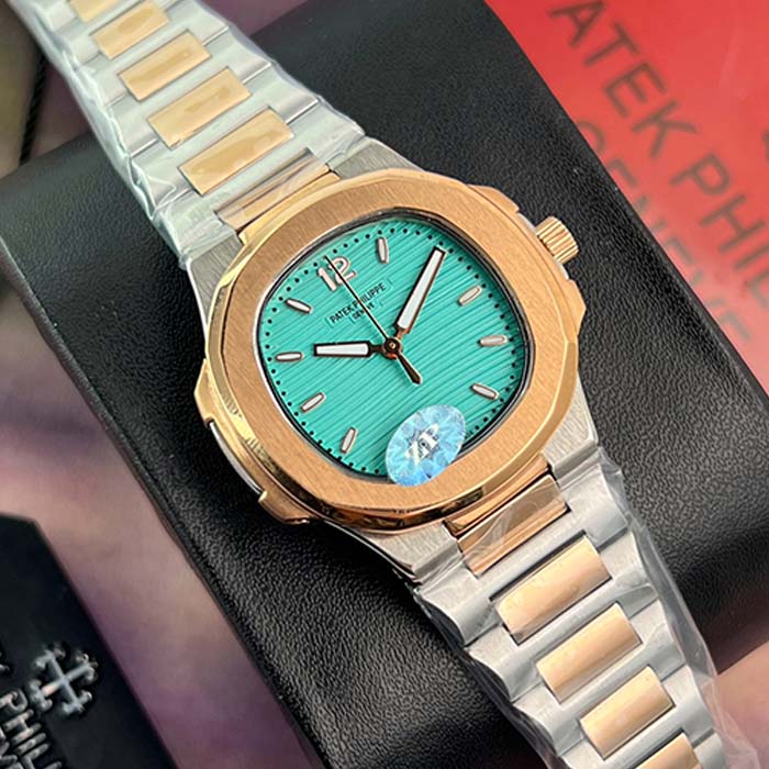 Reloj Patek Philippe Nautilus con esfera verde Tiffany y acabado en rosé y acero, ideal para un look sofisticado en Colombia.