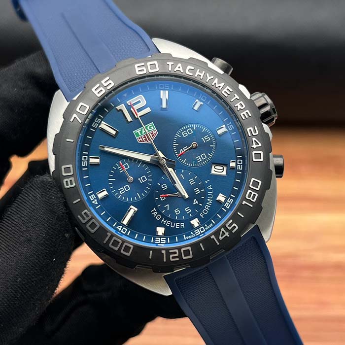 Reloj TAG Heuer Formula 1 cronógrafo con esfera azul, correa de silicona y bisel taquimétrico negro, ideal para hombres activos y modernos.