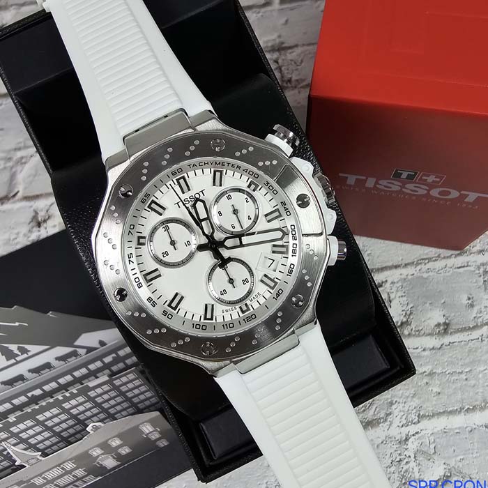 Reloj Tissot deportivo con cronógrafo, caja plateada y correa blanca, ideal para hombres que buscan elegancia casual.