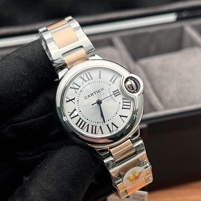 Reloj Cartier Ballon para mujer con acabado bicolor en acero y detalles rosados, diseño redondo elegante y moderno.