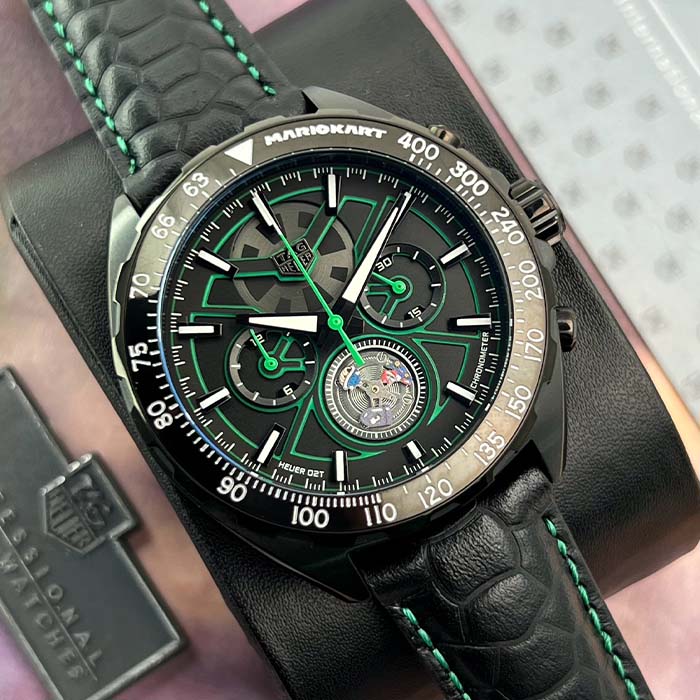 Reloj TAG Heuer Mario Kart edición negra y verde con cronógrafo y correa de cuero grabado, ideal para hombres con estilo deportivo y moderno.