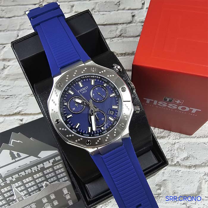 Reloj Tissot deportivo con cronógrafo, correa azul y caja metálica, ideal para hombres que buscan estilo moderno y versatilidad.