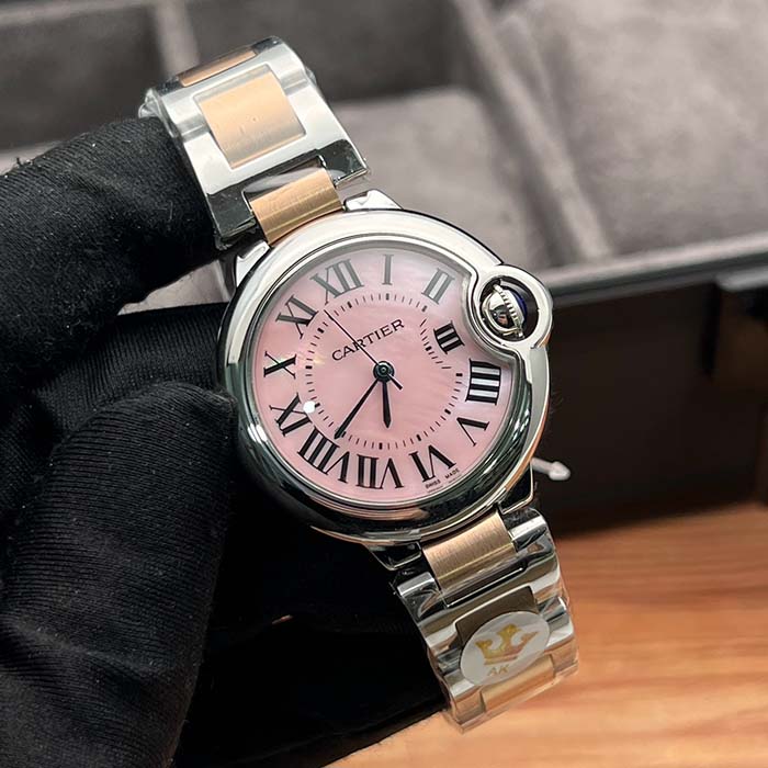 Reloj Cartier Ballon para mujer con esfera rosada pastel, diseño bicolor en acero y detalles dorados, elegante y moderno.