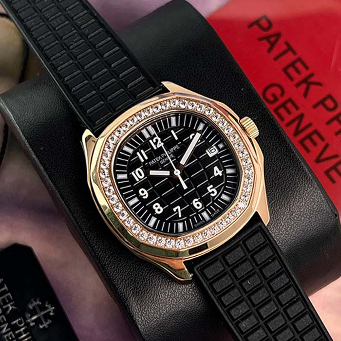 Reloj Patek Philippe Aquanaut negro con caja dorada y bisel con diamantes, correa deportiva de caucho negro, ideal para un estilo moderno y elegante en Colombia.