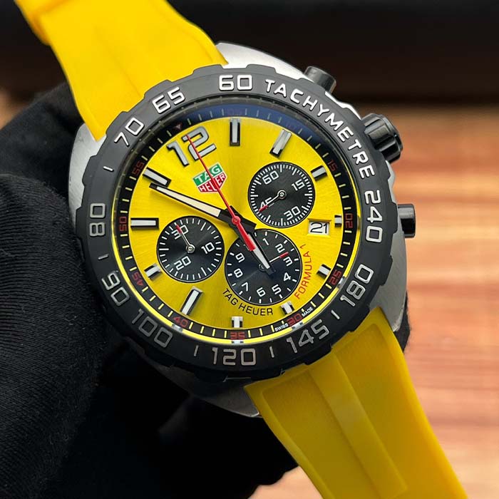 Reloj TAG Heuer Formula 1 amarillo con cronógrafo, fondo negro y correa de silicona, estilo deportivo ideal para uso diario.