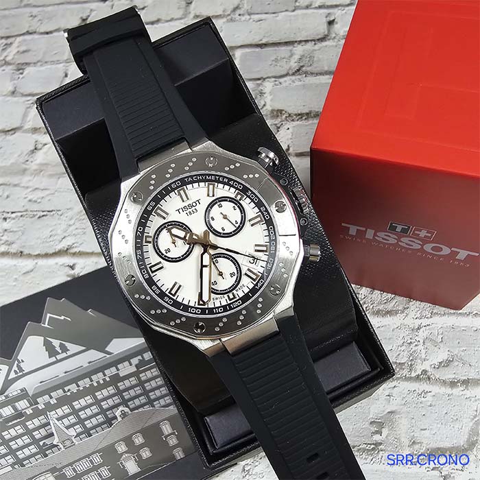Reloj Tissot Silver Sport con cronógrafo, carátula blanca y correa negra, ideal para hombres con estilo moderno y versátil.