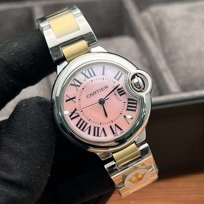 Reloj Cartier Ballon para mujer con esfera rosada gloss y diseño bicolor en acero con detalles dorados, ideal para uso elegante o casual.