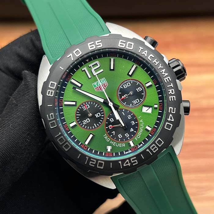 Reloj TAG Heuer Formula 1 verde con cronógrafo funcional y correa de silicona, estilo deportivo ideal para hombres modernos.