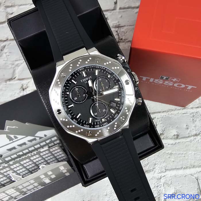 Reloj Tissot Chrono Sport en negro con detalles plateados, cronógrafo funcional y correa de silicona negra ideal para uso diario.