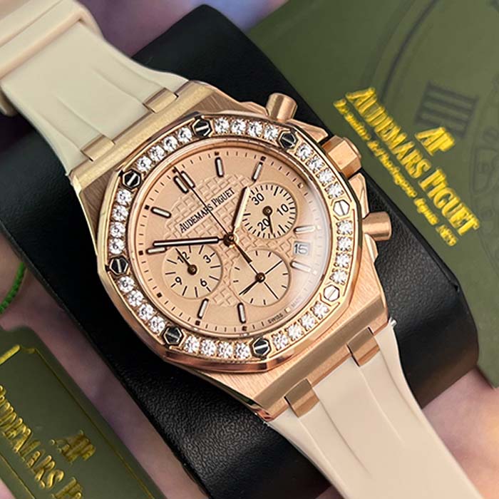 Reloj Audemars Piguet Royal Oak de oro rosa con correa beige y bisel con brillantes, estilo femenino y elegante ideal para mujeres modernas.