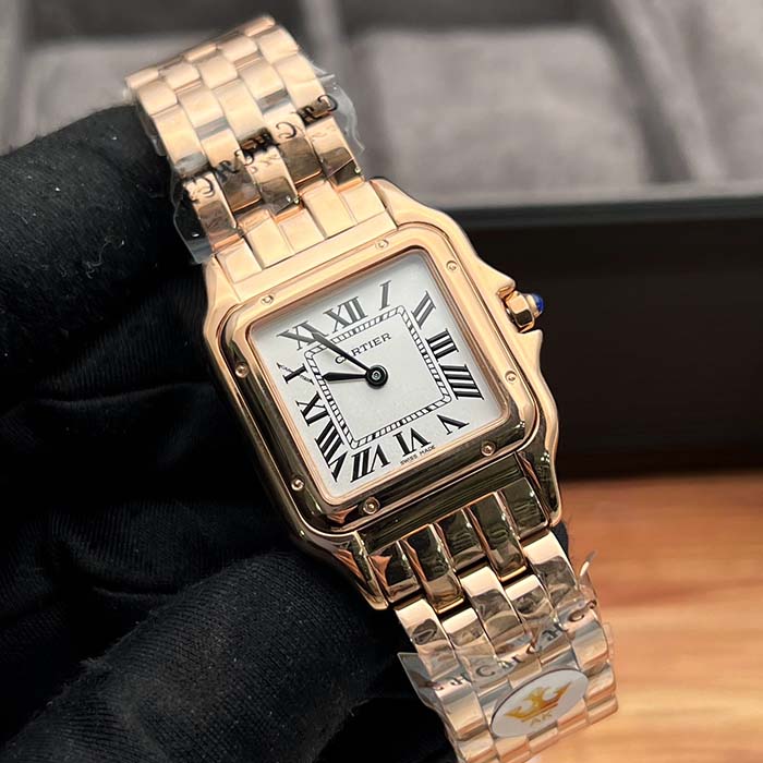 Reloj Cartier Panthère dorado para mujer con diseño cuadrado clásico, correa dorada brillante y números romanos elegantes.