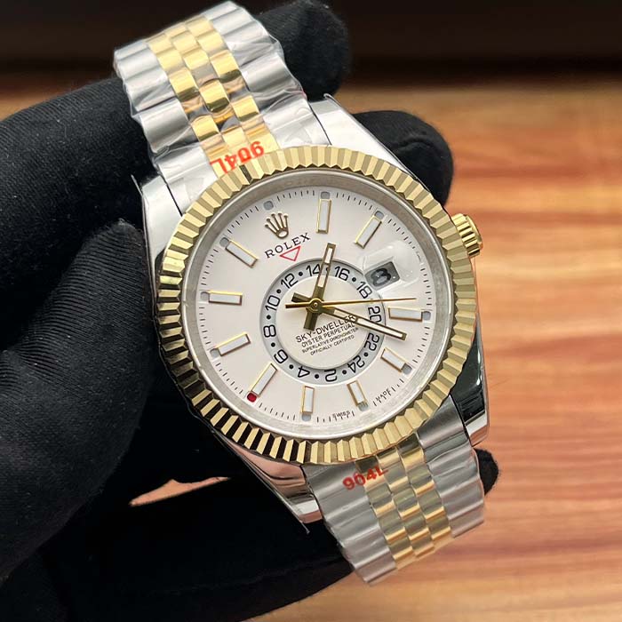 Reloj estilo Rolex Sky-Dweller con esfera blanca, bisel dorado y correa bicolor dorado-acero, ideal para hombres con estilo ejecutivo en Colombia.