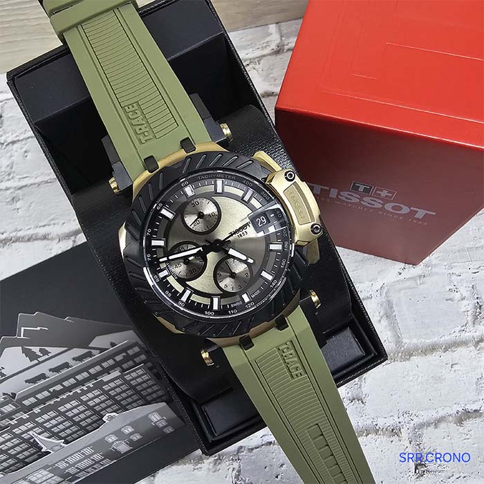 Reloj Tissot T-Race con carátula metálica verde oliva, cronógrafo funcional y correa verde de silicona para estilo urbano deportivo.