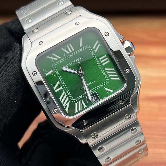 Reloj Cartier Santos verde con caja de acero, esfera verde con números romanos y correa metálica, estilo sofisticado para hombres elegantes en Colombia.