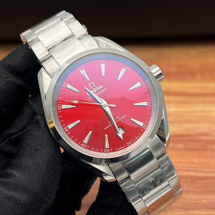 Reloj Omega Seamaster Aqua Terra con llamativa esfera roja y brazalete de acero inoxidable. Reloj automático de lujo con esfera roja y correa de acero.
