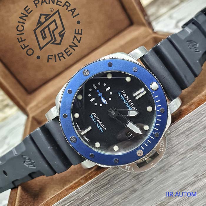 Reloj Panerai Submersible automático con bisel azul, correa de caucho negra y diseño deportivo ideal para uso diario o actividades al aire libre.