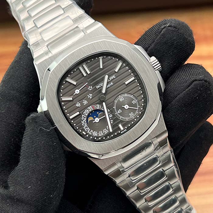 Reloj Patek Philippe Nautilus gris con calendario completo y fase lunar, elegante diseño de acero para uso diario o eventos especiales.