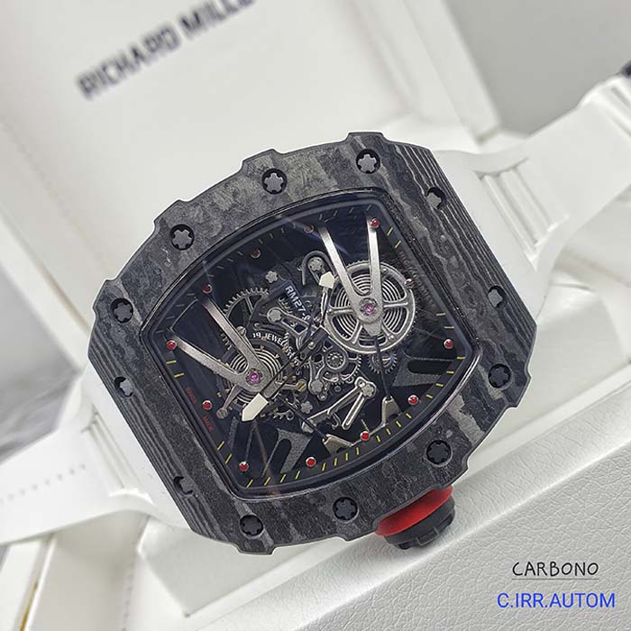 Reloj Richard Mille skeleton con caja de acero cepillado, correa negra y mecanismo visible, estilo deportivo de lujo.