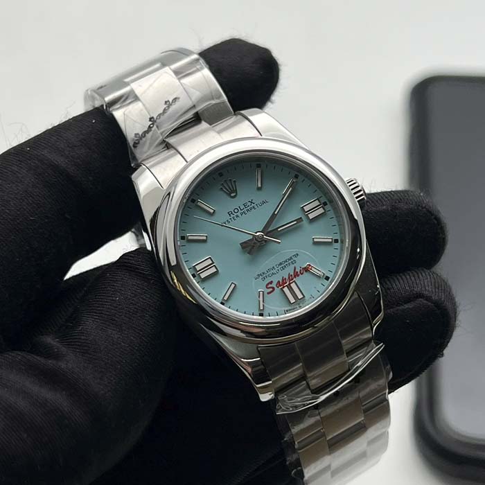 Reloj tipo Rolex Oyster Perpetual con esfera azul cielo y correa metálica, diseño sofisticado ideal para hombre moderno en Colombia.