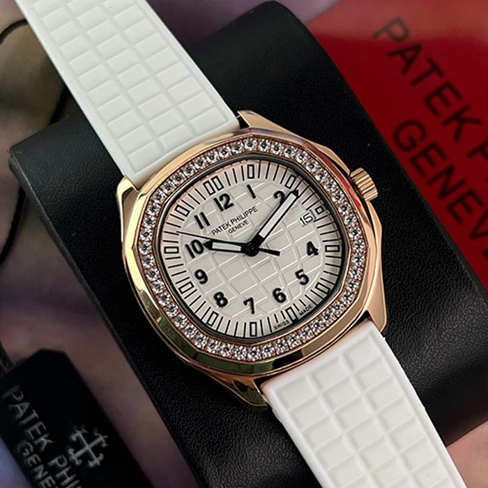 Reloj Patek Philippe Aquanaut para mujer con esfera blanca, bisel de diamantes y correa de caucho blanco ideal para estilo casual elegante.