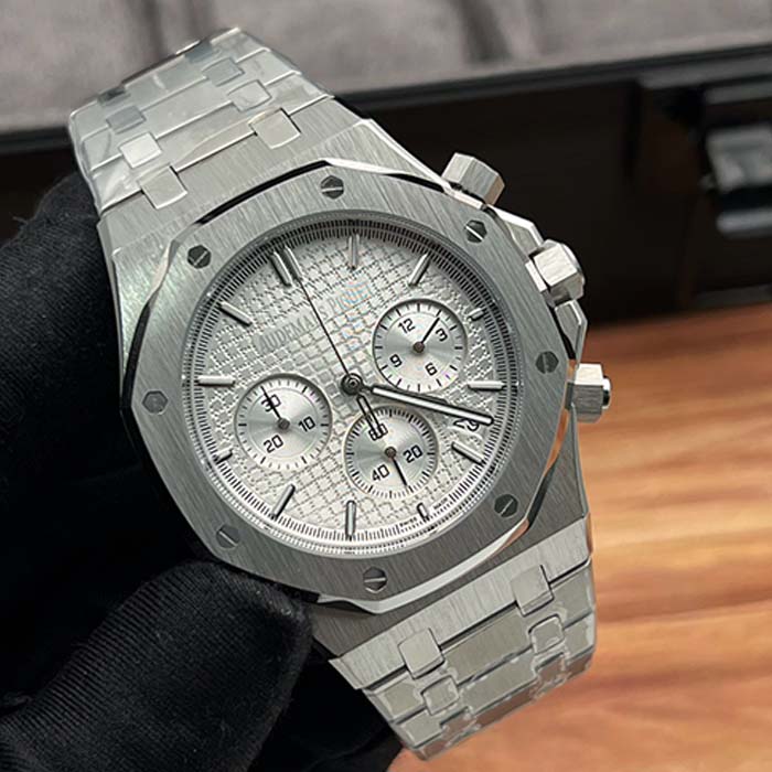 Reloj Audemars Piguet color plata con cronógrafo, diseño masculino en acero ideal para uso diario o ejecutivo.