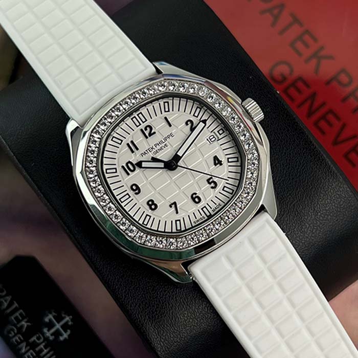 Reloj Patek Philippe Aquanaut blanco con correa de caucho y bisel de diamantes para mujer, diseño elegante y moderno.