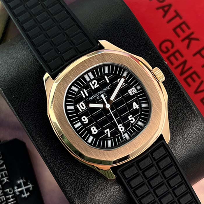 Reloj Patek Philippe Aquanaut para hombre con esfera negra, caja color oro rosa y correa de caucho, estilo deportivo elegante.