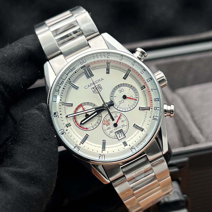 Reloj TAG Heuer Carrera blanco con correa de acero inoxidable y cronógrafo funcional, ideal para hombres con estilo profesional y moderno.