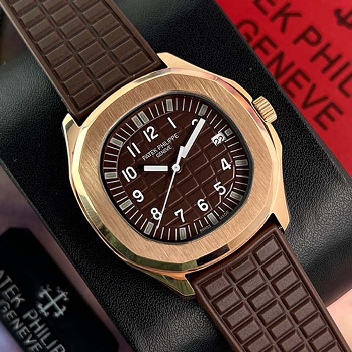 Reloj Patek Philippe Aquanaut para hombre con dial marrón, caja dorada estilo oro rosa y correa de caucho marrón, diseño exclusivo.