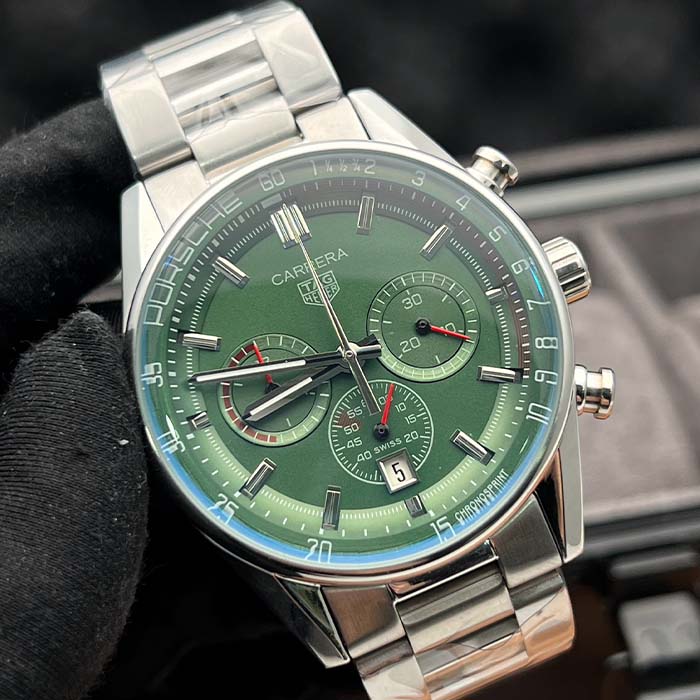 Reloj TAG Heuer Carrera Porsche con carátula verde, cronógrafo funcional y brazalete en acero inoxidable, ideal para uso diario y elegante.