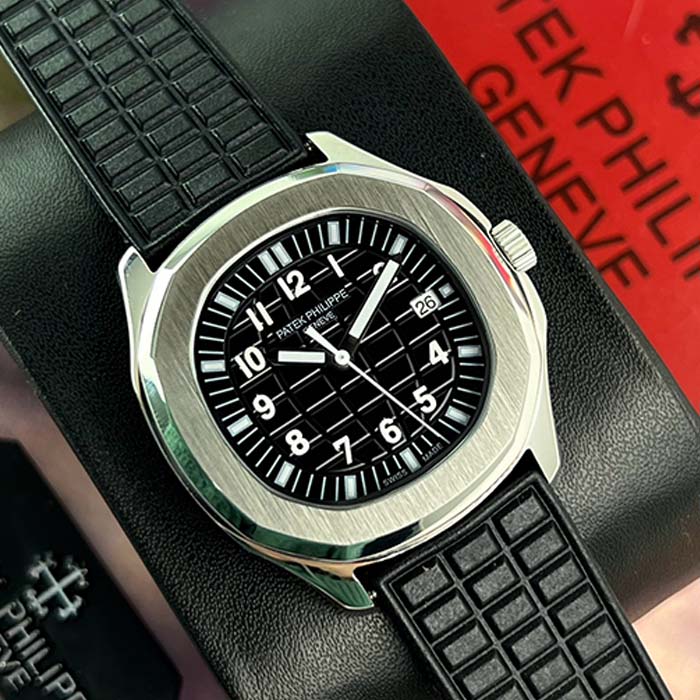 Reloj Patek Philippe Aquanaut negro con correa de caucho y diseño clásico para hombre, ideal para un estilo moderno y sofisticado.
