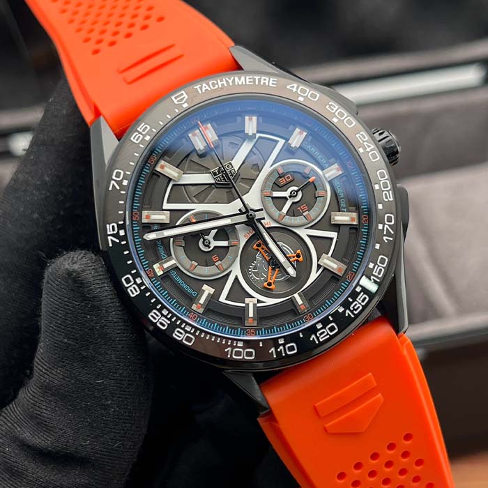 Reloj TAG Heuer Carrera esqueleto con correa deportiva naranja y cronógrafo, ideal para quienes buscan estilo moderno y rendimiento.